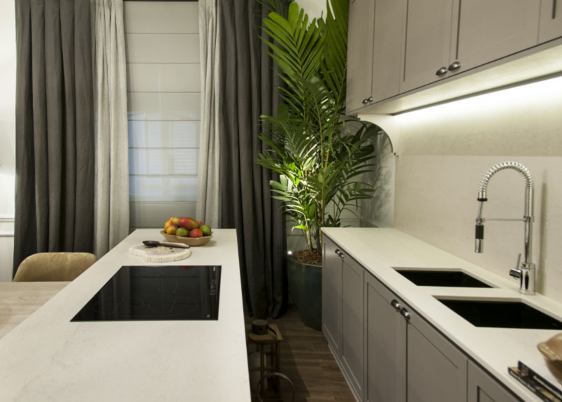 Foto einer hellen Küche mit heller Keramik Arbeitsplatte Dekton Danae