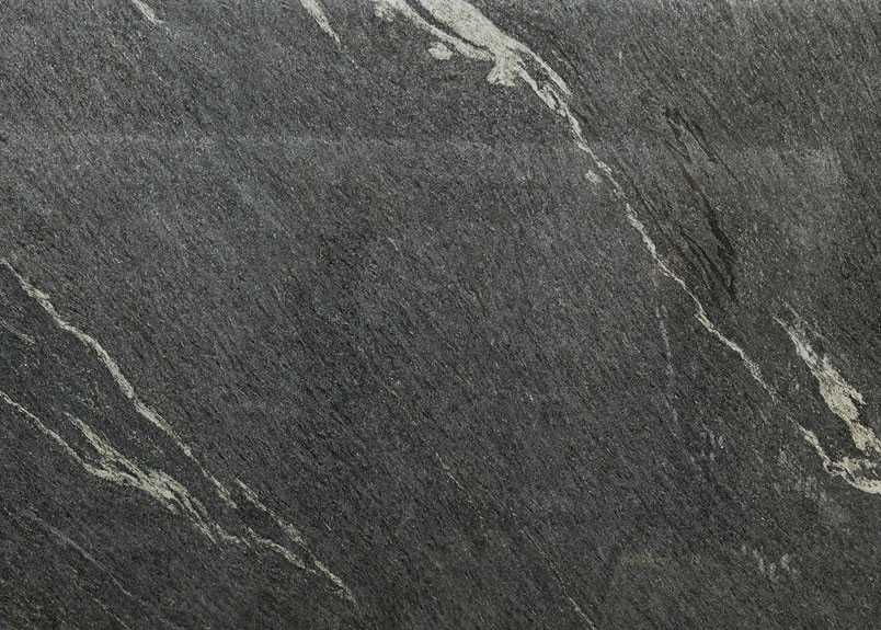 Dunkle Naturstein-Rohplatte mit dem Namen Osernone mit helleren Adern
