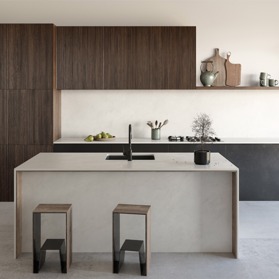 Moderne Küche mit Arbeitsplatte und Rückwand aus Keramik pureto Albarium in hellbeiger Steinoptik kombiniert mit Lamellen-Holzfronten