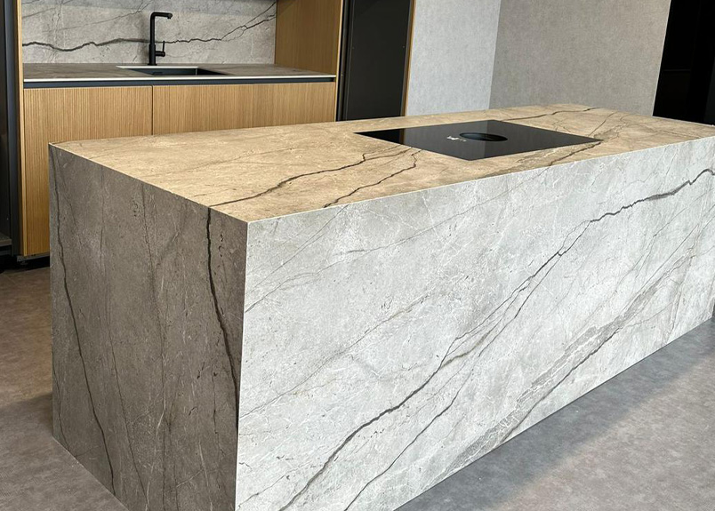 Küchentheke und Arbeitsplatte aus Keramik pureto Marmo Barroco in natürlicher Marmoroptik