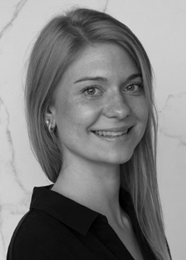 Schwarz-weiß-Portrait von Mitarbeiterin Linda Millhoff