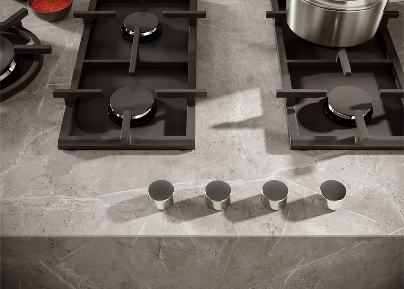 Detailfoto eines Gasherds eingebaut in einer Keramik-Arbeitsplatte pureto Marmo Grey K270