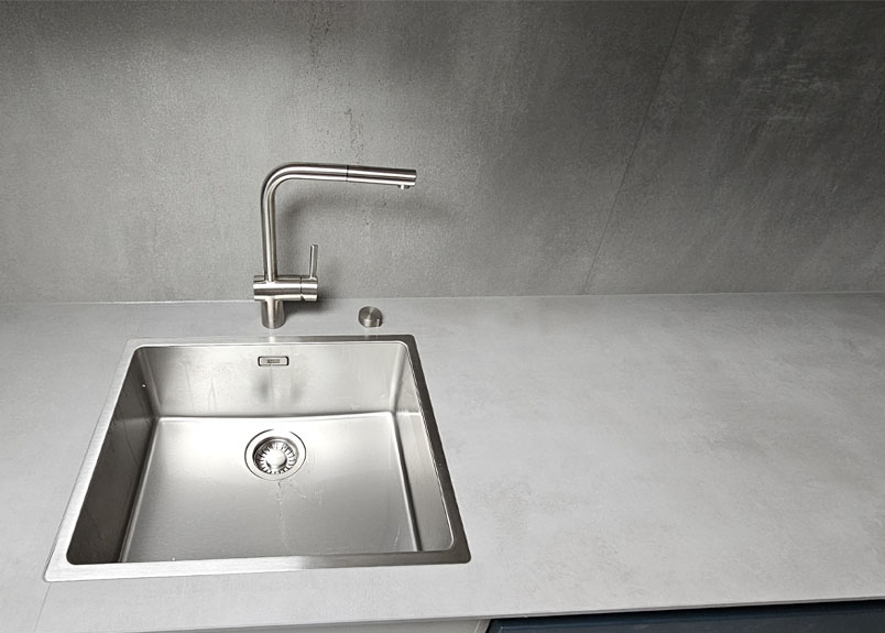 Küchenarbeitsplatte mit Wischleiste aus Keramik pureto Concreto Novo in grau