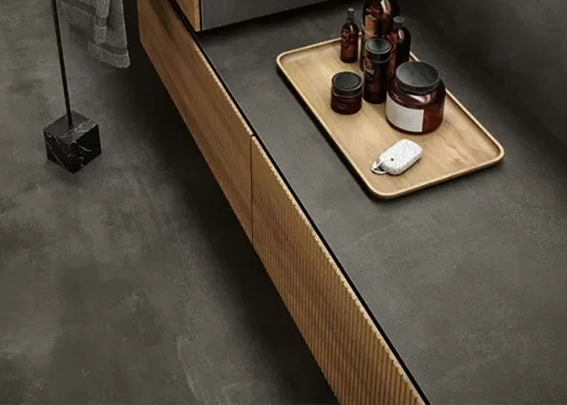 Fliesen und Sideboard aus Keramik pureto Concreto Dark