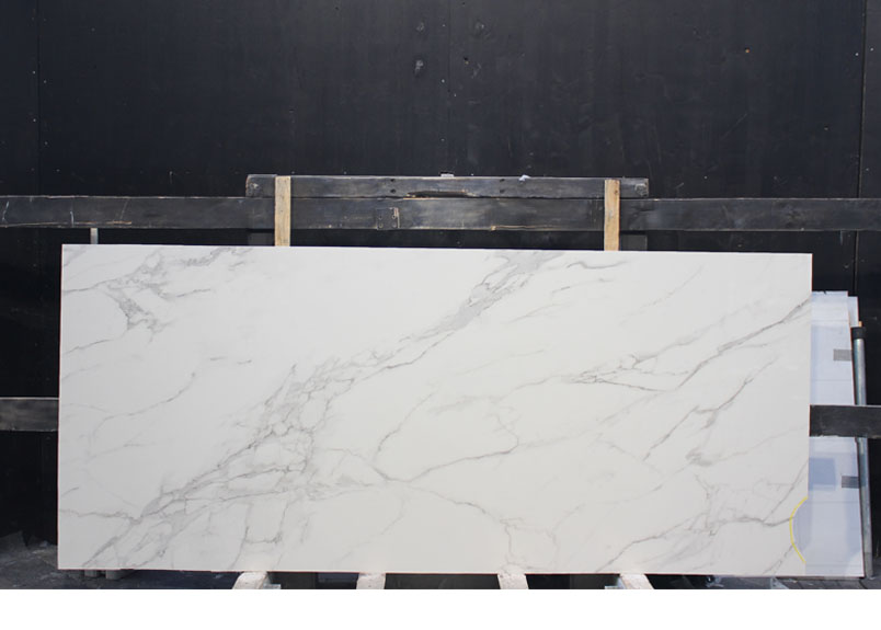 Foto einer Keramik Rohplatte pureto Marmo White