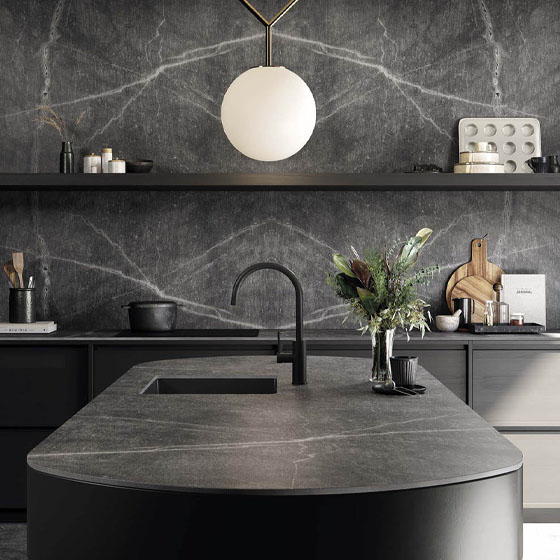 kuechenarbeitsplatte-kuecheninsel-kuechenrueckwand-keramik-pureto-oceangrey Kücheninsel und Küchenrückwand aus Keramik pureto Ocean grey