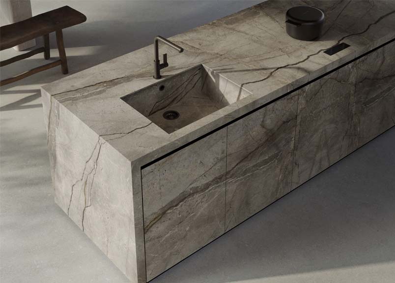 Kücheninsel rundum verkleidet mit pureto Marmo Barroco