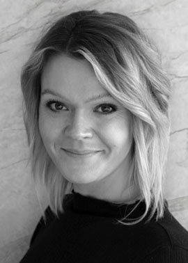 Portraitfoto on schwarz-weiß von Mitarbeiterin Kathrin Volk, Zentrale / Empfang