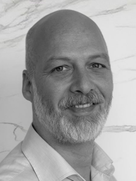 schwarz-weiß Portrait von Mitarbeiter im Kundenservie Jan-Oliver Wildstacke