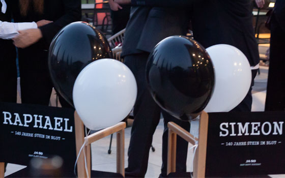 Beschriftete Stühle als Jubiläumsgeschenk